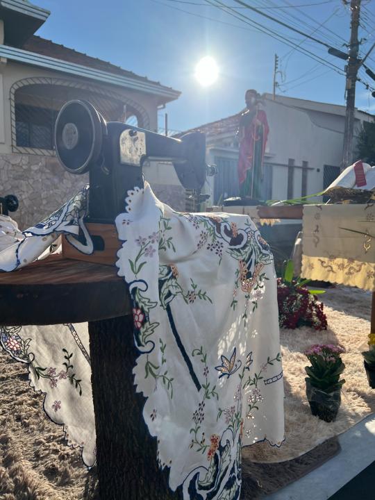 Foto 2 de 3 — Ibitinga transforma ruas em galeria de arte e fé com tapetes de bordado